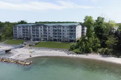 Image de 2br\/2Ba Lakefront Condo211-rent 2\/3rd free use by 5\/5 rent4\/5th free 5\/6-9\/9-ask