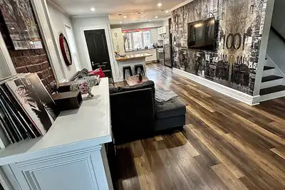 Image de Montly Rental - Vibrant And Spacious 4-Br Home In Downtown Red Bank w/ Hot Tub