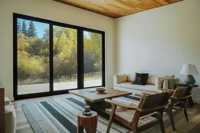 Image de The Hawk. Horse Creek Cabins. Lux 2 bed/2 bath with King bed, Ac, Creek Front