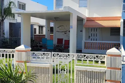 Image de Koral de Alejandro Beach House-Walking distance to beach, town and Fun! Charming