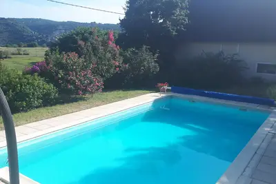 Image de Maison Spacieuse avec Piscine à Saujac - Idéale pour 5 Personnes
