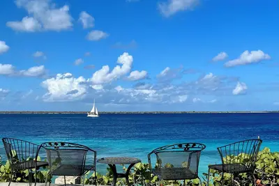 Image de Beautiful oceanfront villa with beach and great house reef
