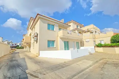 Image de Aigli flat: A spacious, tranquil flat close to the beach, overlooking the pool.