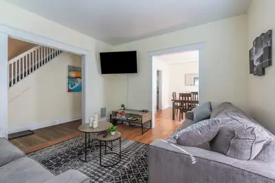 Image de Charming 3-Bedroom B&B with Ac/WiFi, 5 min from Falls, breakfast, clean & cozy.