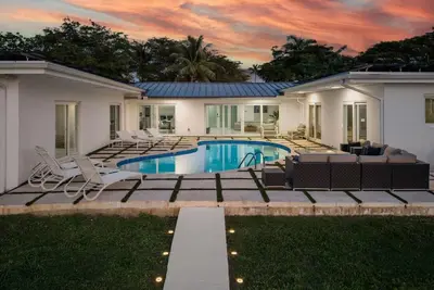 Image de Casa de Lago waterfront home