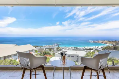Image de Newly renovated, Luxurious apartment in Camps Bay with stunning ocean views!