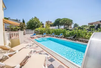Image de Spacieuse villa avec piscine dans un endroit calme à Sant Pere Pescador.