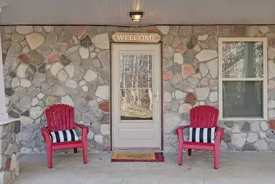 Image de Private Home Nestled on 25 wooded acres. Hot Tub And Pool Table.