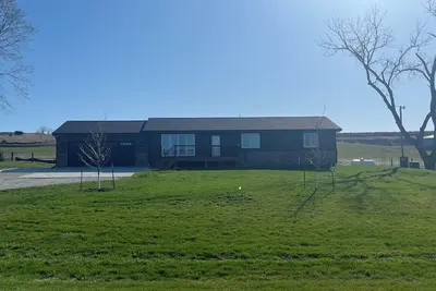 Image de Spacious and cozy 4-bedroom house in rural Iowa with inground backyard pool.