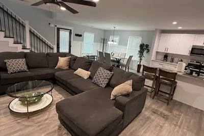 Image de Stay in a new modern townhouse. Sleeps 10.