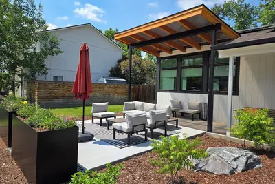 Image de New Listing-Modern 4-bedroom house with Solar, Ac and Steam Shower in Boulder,