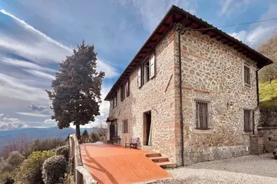 Tuscan Farmhouse ‘Villa Giuseppe’. Sleeps 8 with swimming pool. Pet friendly.