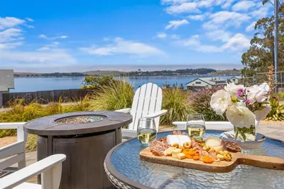 Image de Historic 3-bedroom home overlooking Bodega Bay: Spa, pool table, and Firepit!
