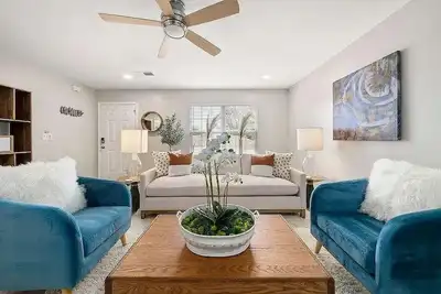 Image de New Luxe 4br Home 5 mins from the Airport with Garage and Upgrades