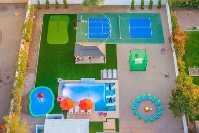 Image de Pickleball Golf Heated Pool Splash Pad