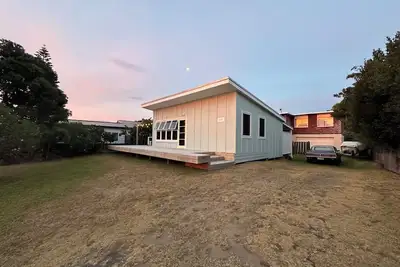 Image de Beautifully updated 1950s bach just a few minutes walk from the surf beach.