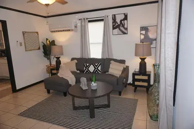 Image de Charming 2-bedroom house in  Kansas City with Ac, WiFi, Fenced in Yard