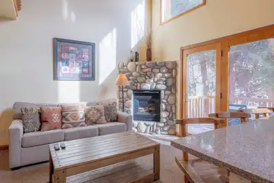 Image de Rapids Rendezvous with riverfront balcony. Walking distance to downtown and lake