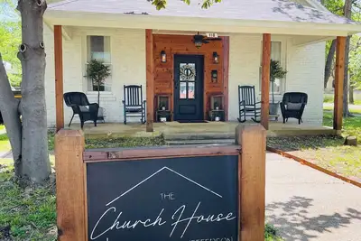 Image de The Church House - A Charming Newly Renovated House Full of History & Character!