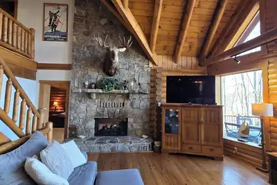 Image de Cooper's Run – 5 Bedroom Log Home with Hot Tub, Pool Table, and Views!