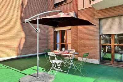 Image de [Centre-ville Alba] avec deux chambres et terrasse