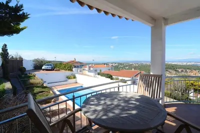 Image de Villa Garbinell avec cinq chambres à Lescala