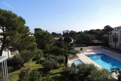 Image de F2 Dans Residence Avec Piscine