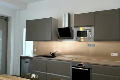 Image de Classic Black Room in vibrant Area 6