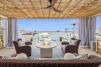 Image de A stylish coastal pet and boat friendly oasis on the water with views of the Delta