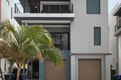 Image de Modern Tri-Level Beach House, family friendly and steps from the ocean