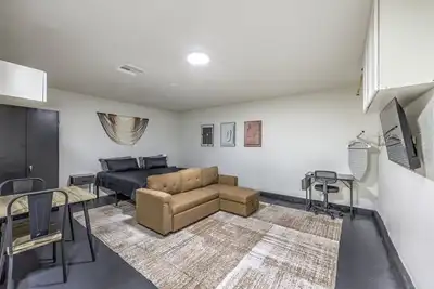 Image de Elegant Private Studio Sleeps 4 10Min to Strip
