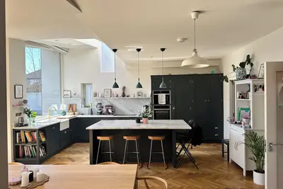 Image de Bright Spacious 5-bedroom house in Dundrum with sunken Trampoline and Treehouse.