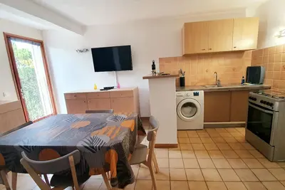 Image de Logement 2 pièces vue sur mer et montagnes. Accès à la plage à pieds!