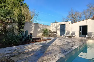 Image de Vaste Maison, piscine chauffée, pool house, située à proximité des plages.
