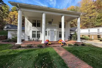 Image de Lowell's Hollow countryside estate nestled in Virginia's Blue Ridge Mountains