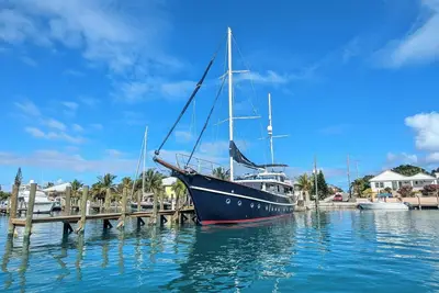 Custom Yacht -Includes, Breakfast, Chef, Wifi, A/C, docked in private marina.