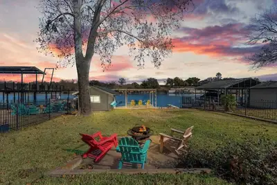 Image de Waterfront Home w/ Spacious Kitchen, Firepit, Dock