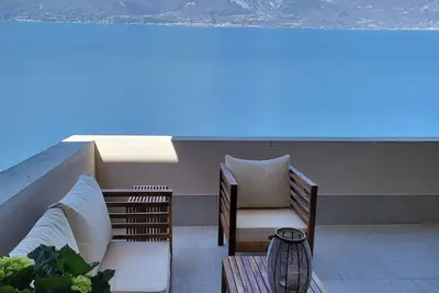 Image de Mid-century villa \"La Maison sur Mer\" with spectacular views of Lake Garda