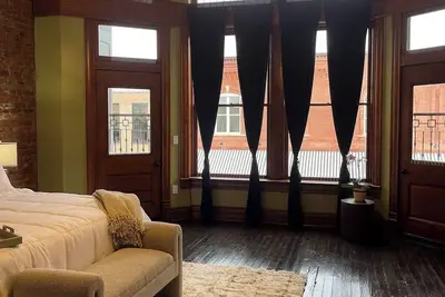 Image de Large suite with Ac and WiFi in charming in historical downtown Marshall, Tx