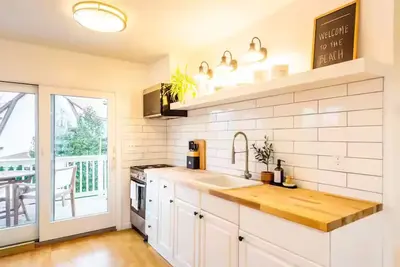 Image de Tranquil Apartment with Waterview & Patio, Walk to Beach!