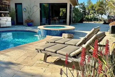 Image de Hill top pool house villa, panoramic observation deck, spa, botanical sanctuary