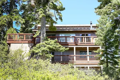 Image de Lovely updated cabin with views - sleeps 9 in Bear Valley with WiFi access