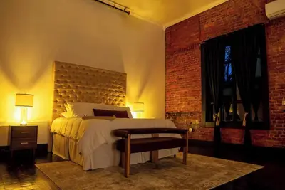 Image de Spacious suite with Ac and WiFi in charming historical downtown Marshall, Tx