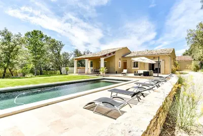 Image de \"Villa Tranquilla: Retraite de Charme avec Piscine Ă Lourmarin\"