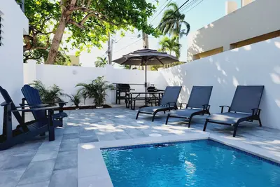 Image de Pool Mansion walk to Beach, sleeps 30+guests