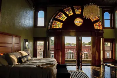 Image de The Most Beautiful Suite In Historical Downtown Marshall, With All The Amenities