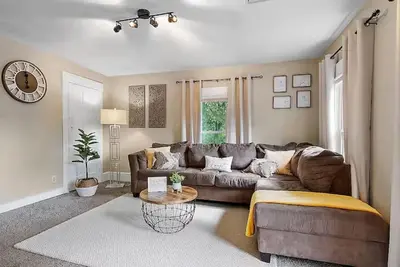 Image de Cozy Retreat – Walk to the Lake!