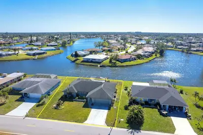Image de Elegant and Spacious 3-bedroom house with Pool, in Venice, Ac, WiFi, Lakefront
