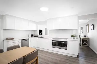 Image de Stylish, Serene & Spacious Gem: Workspace, Parking