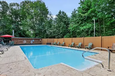Image de The Adirondacker- Spacious 4-bedroom house in charming Lake George with Ac, WiFi